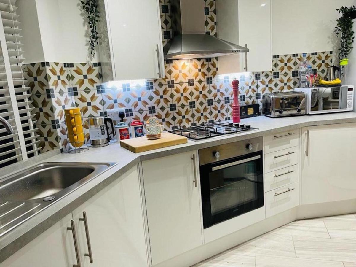 Bagshot Pennyhill Camberley Ascot Luxury 2 Beds 1 Bath Sleeps 4 Pets Ok Permit Parking Apartamento Exterior foto