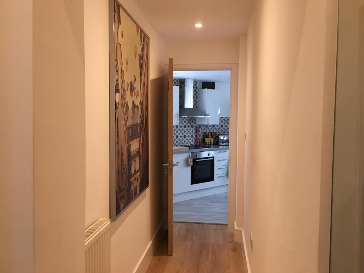 Bagshot Pennyhill Camberley Ascot Luxury 2 Beds 1 Bath Sleeps 4 Pets Ok Permit Parking Apartamento Exterior foto