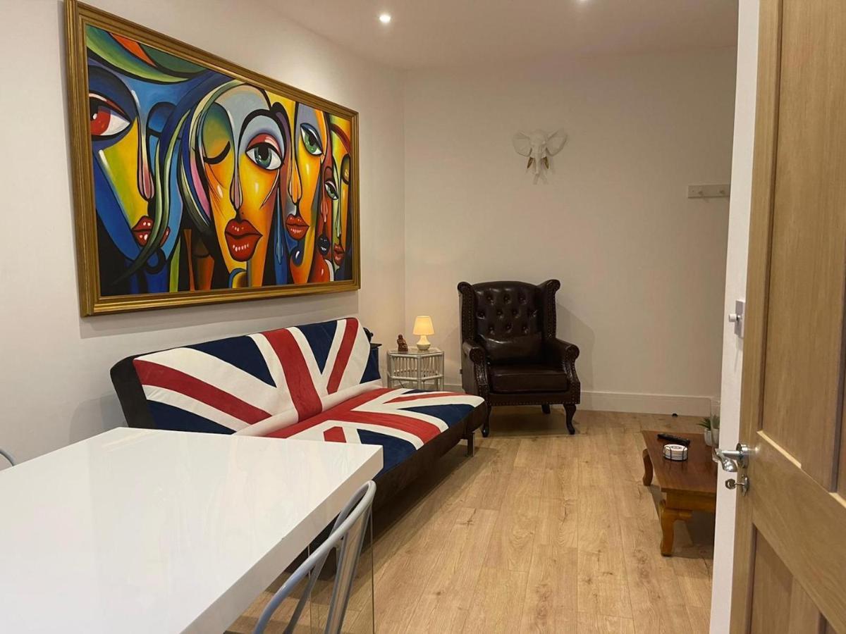 Bagshot Pennyhill Camberley Ascot Luxury 2 Beds 1 Bath Sleeps 4 Pets Ok Permit Parking Apartamento Exterior foto