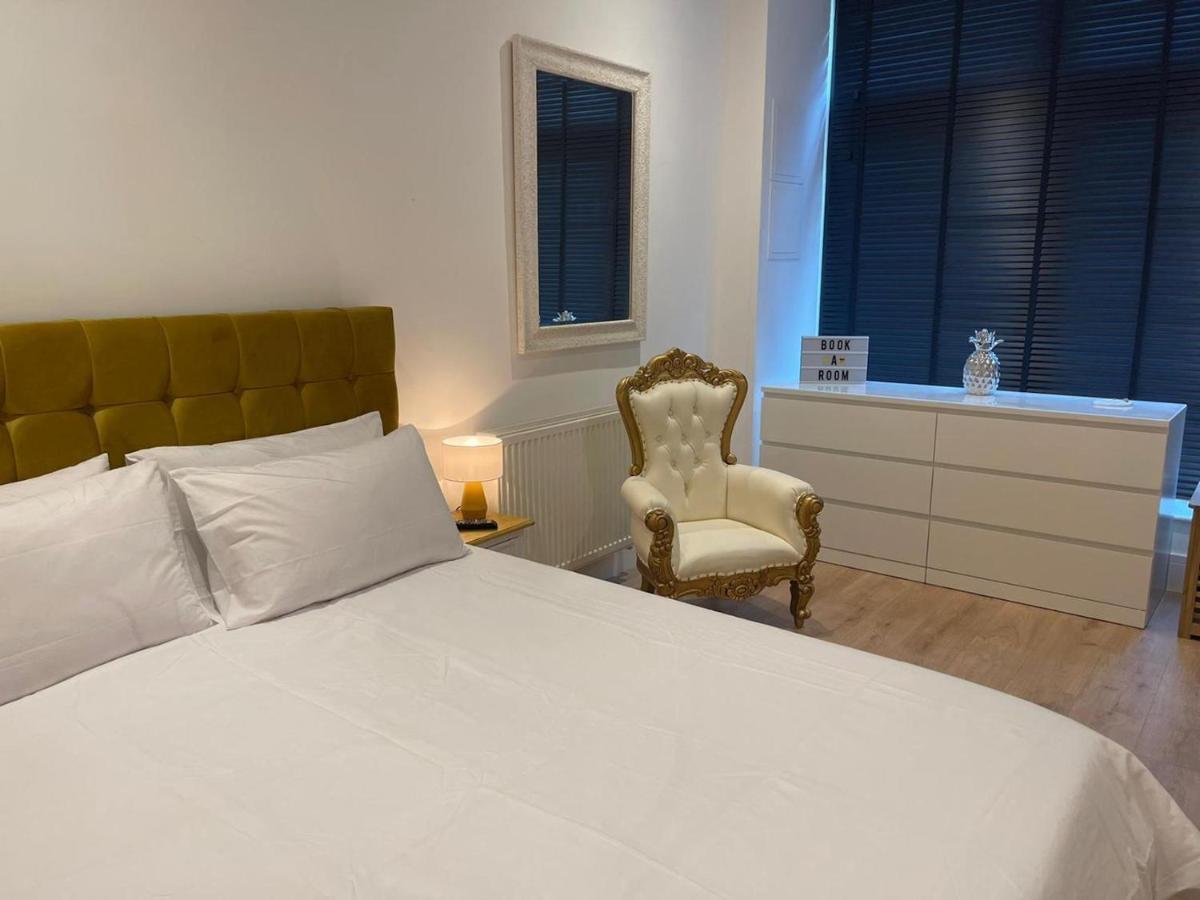 Bagshot Pennyhill Camberley Ascot Luxury 2 Beds 1 Bath Sleeps 4 Pets Ok Permit Parking Apartamento Exterior foto