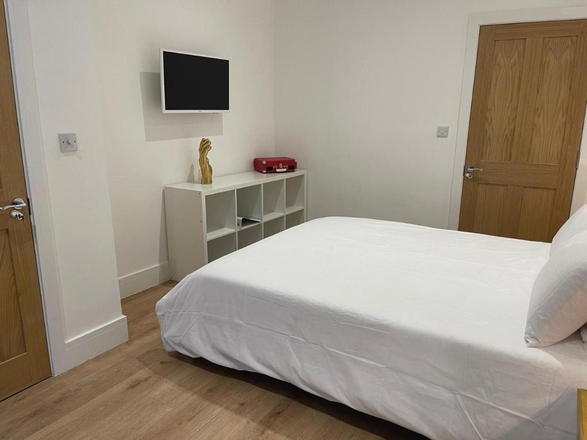 Bagshot Pennyhill Camberley Ascot Luxury 2 Beds 1 Bath Sleeps 4 Pets Ok Permit Parking Apartamento Exterior foto