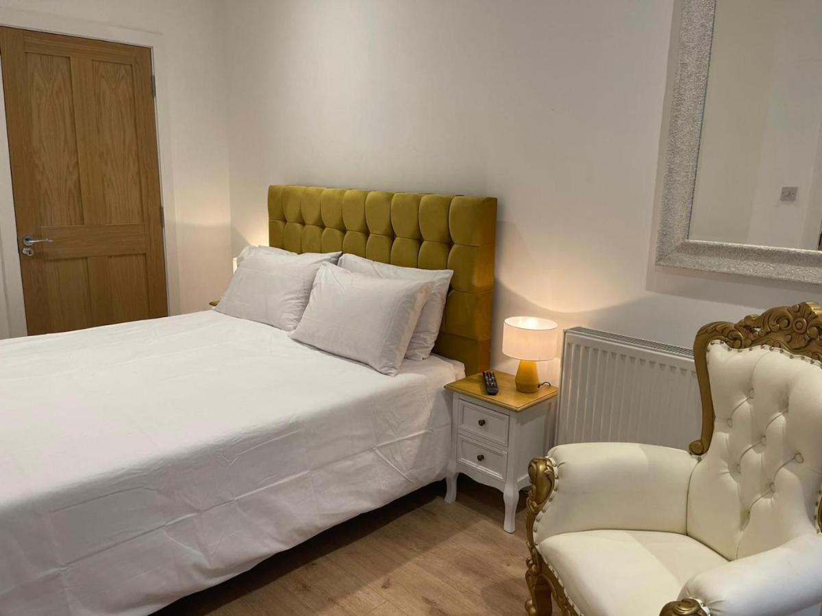 Bagshot Pennyhill Camberley Ascot Luxury 2 Beds 1 Bath Sleeps 4 Pets Ok Permit Parking Apartamento Exterior foto