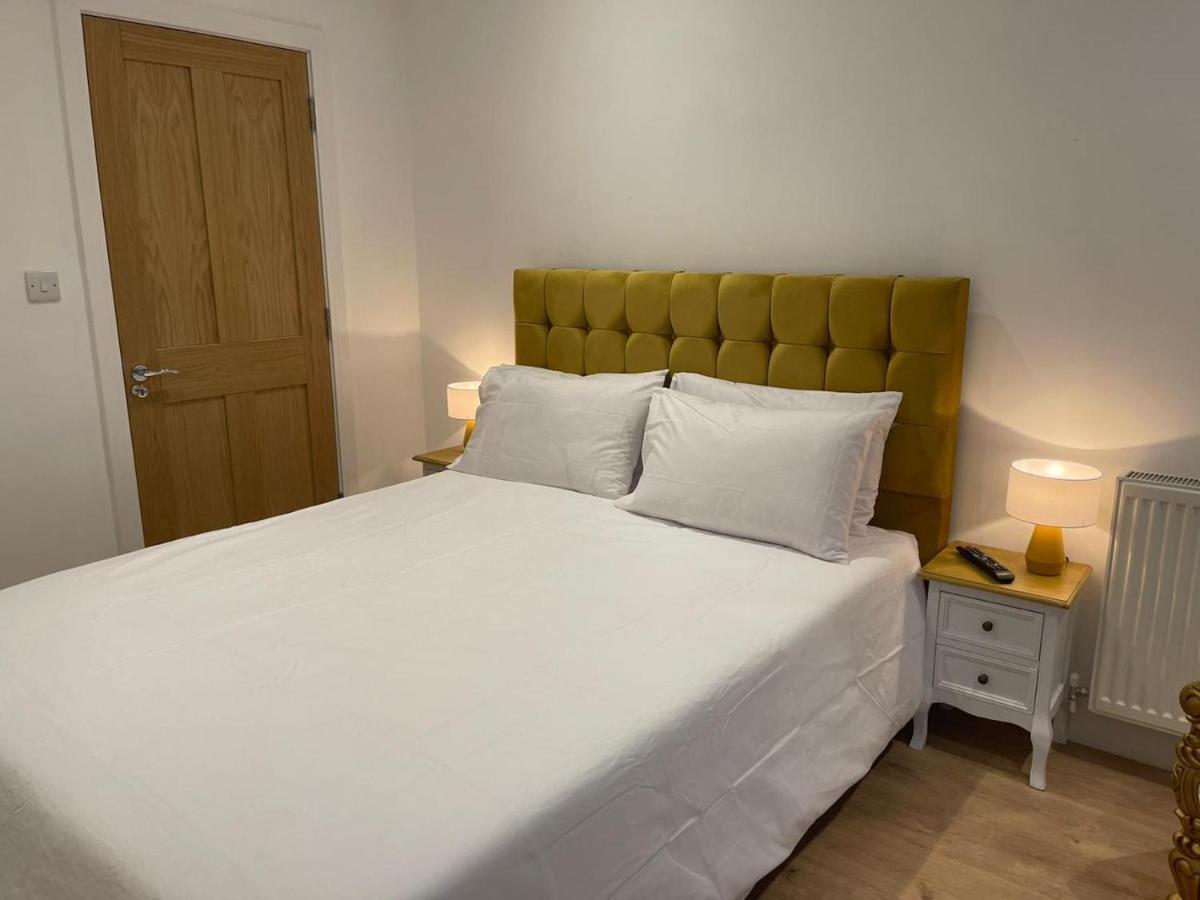 Bagshot Pennyhill Camberley Ascot Luxury 2 Beds 1 Bath Sleeps 4 Pets Ok Permit Parking Apartamento Exterior foto
