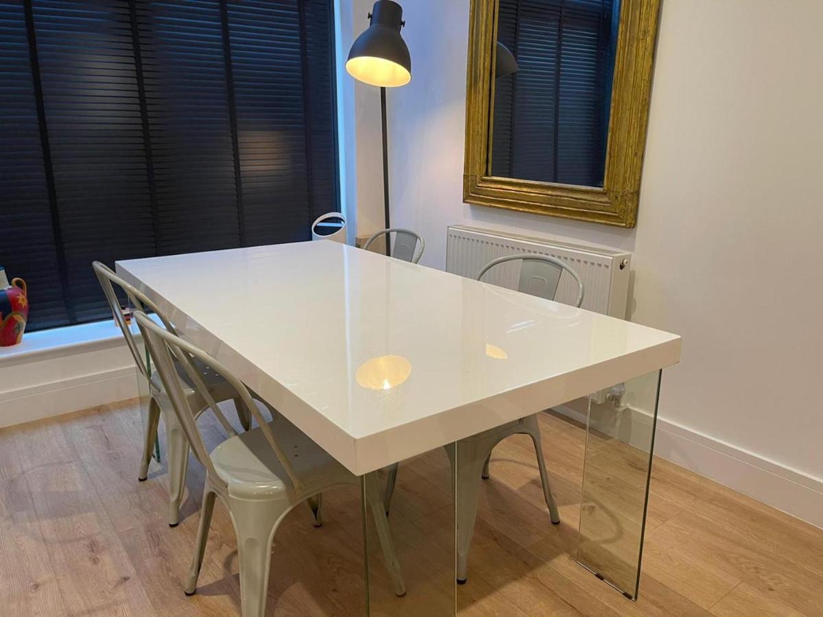 Bagshot Pennyhill Camberley Ascot Luxury 2 Beds 1 Bath Sleeps 4 Pets Ok Permit Parking Apartamento Exterior foto