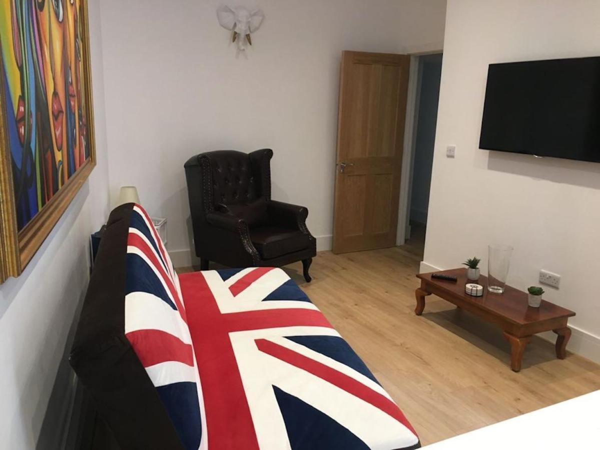 Bagshot Pennyhill Camberley Ascot Luxury 2 Beds 1 Bath Sleeps 4 Pets Ok Permit Parking Apartamento Exterior foto