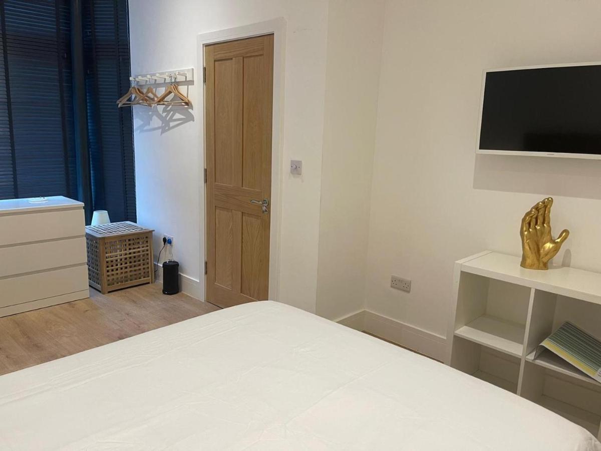 Bagshot Pennyhill Camberley Ascot Luxury 2 Beds 1 Bath Sleeps 4 Pets Ok Permit Parking Apartamento Exterior foto